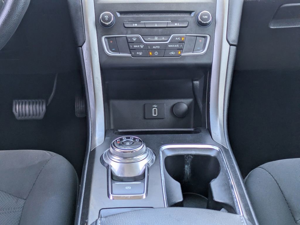 Certified 2017 Ford Fusion SE w/ Fusion SE Technology Package FWD image 19