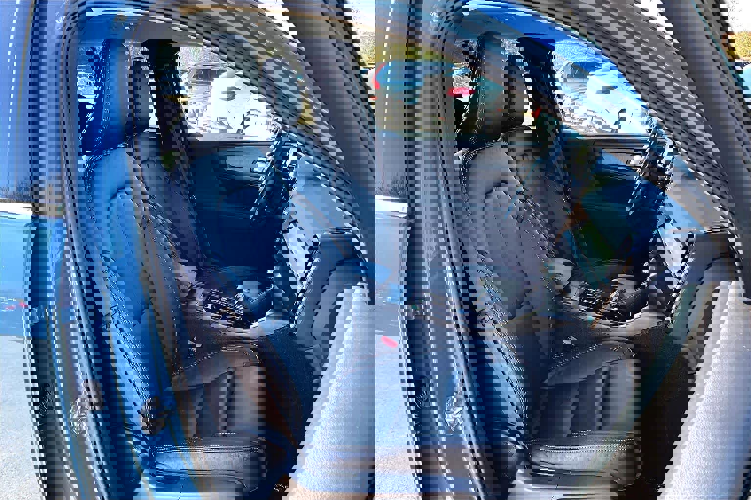 Used 2023 Volvo XC40 B5 Plus w/ Driver Assist Package image 8