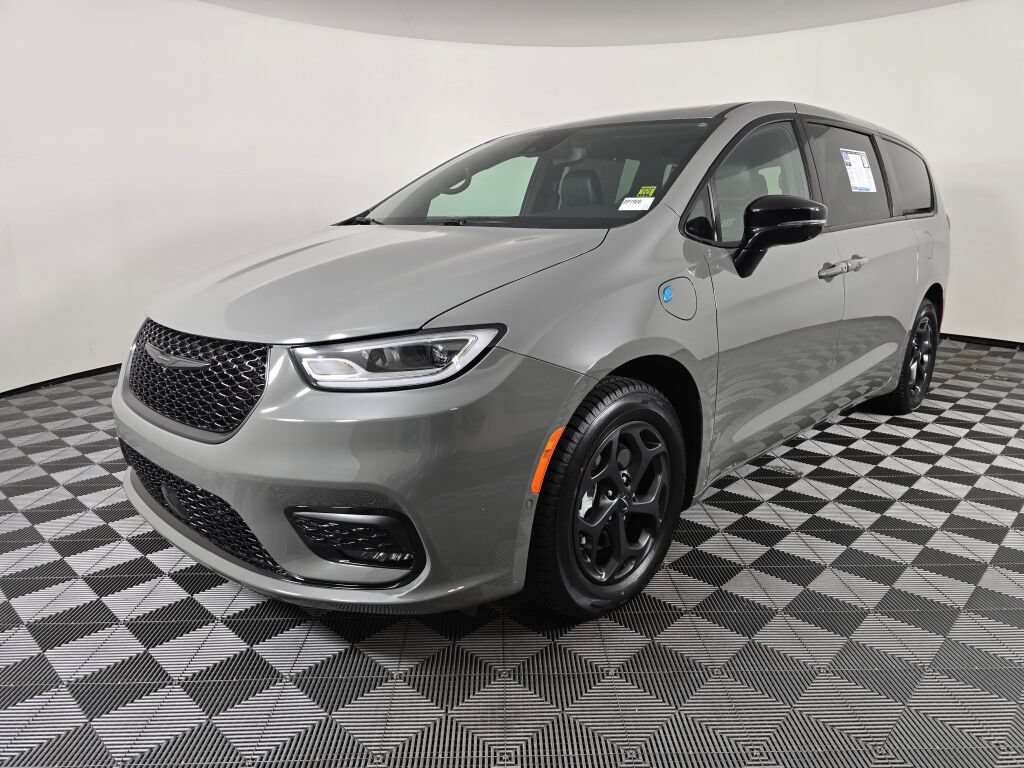 Used 2023 Chrysler Pacifica Limited w/ Uconnect Theater Family Group FWD image 7
