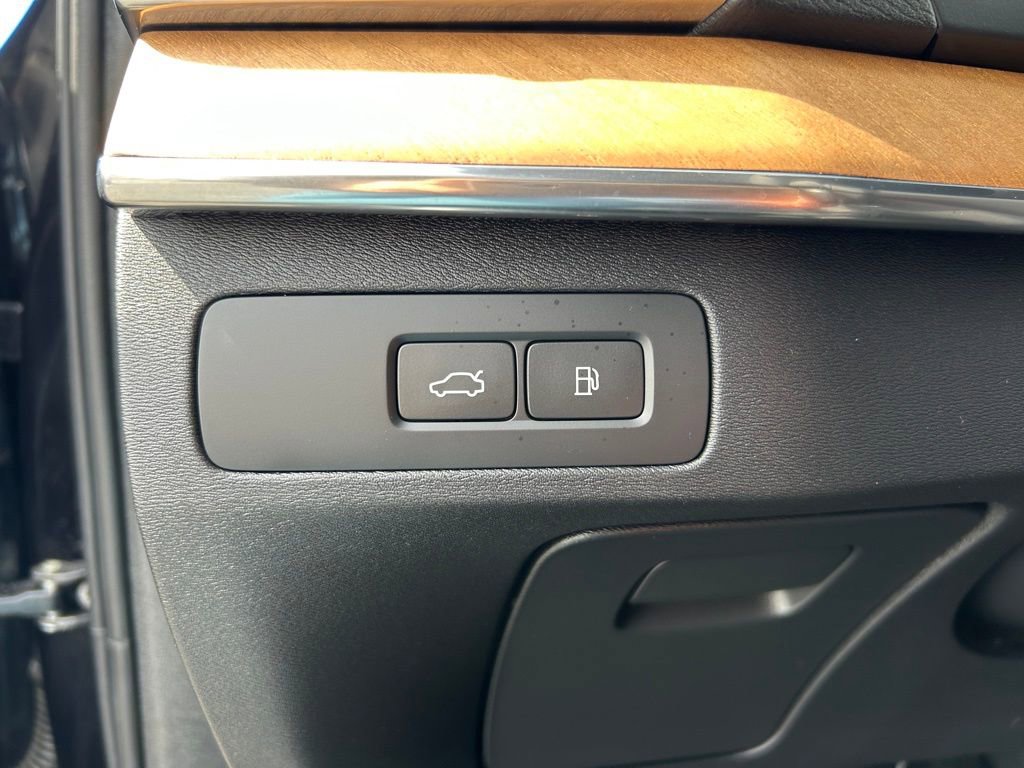 Used 2023 Volvo XC90 T8 Plus w/ Protection Package image 9