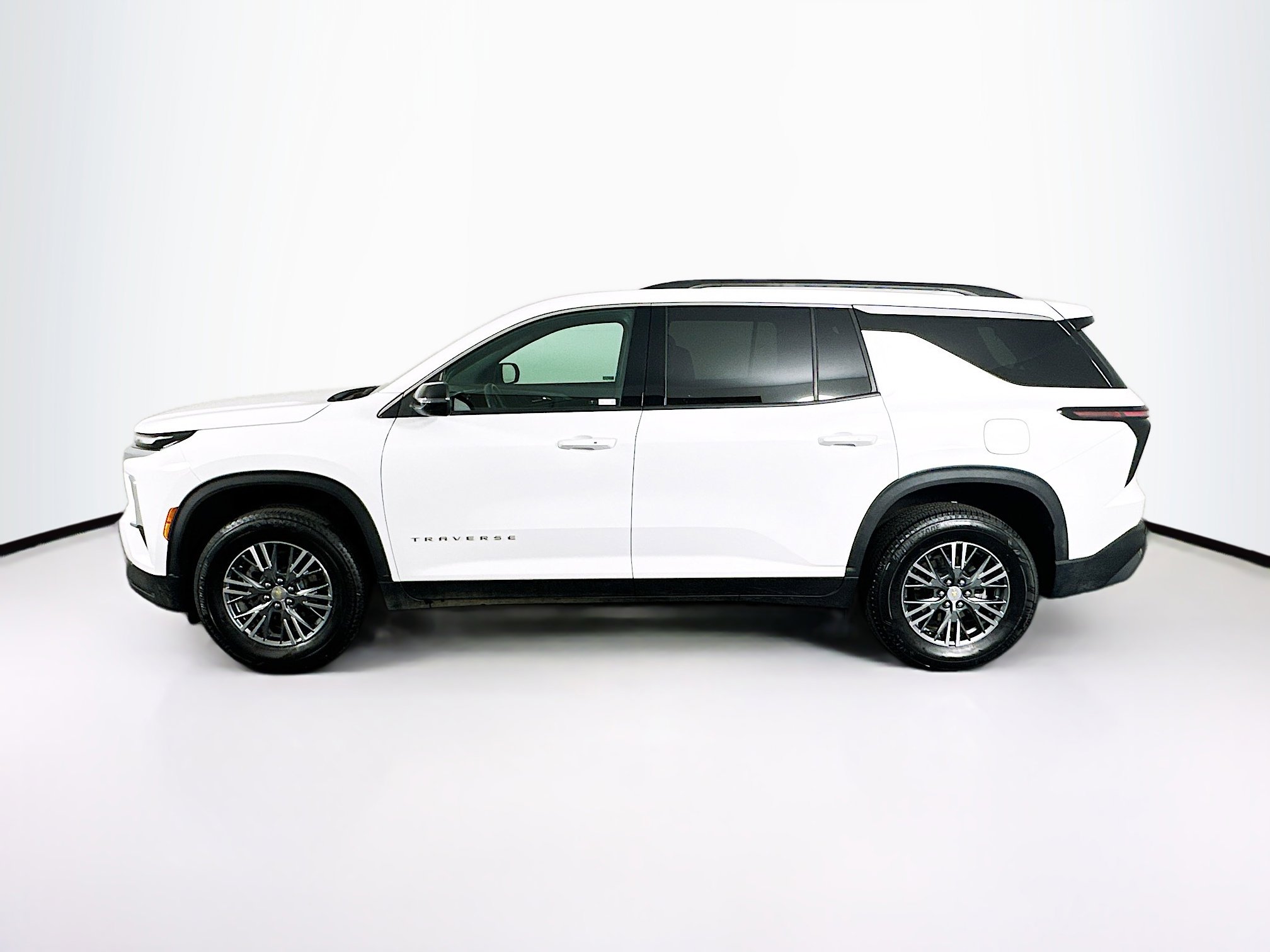 Used 2025 Chevrolet Traverse LT image 4