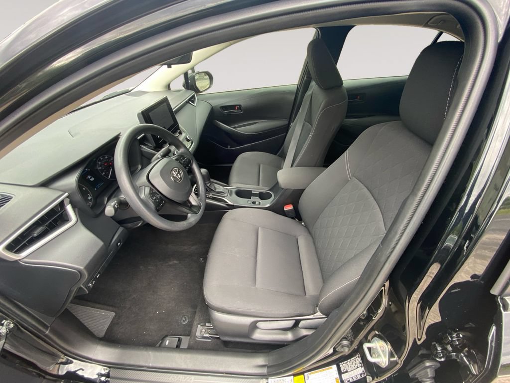 Used 2025 Toyota Corolla LE FWD image 9