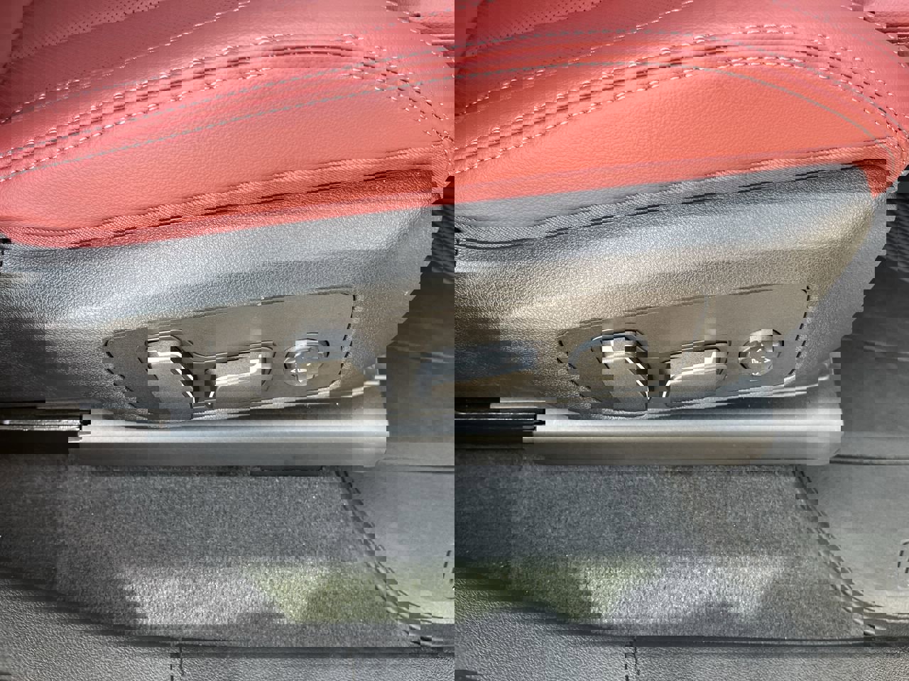 Certified 2025 BMW X4 xDrive30i image 38