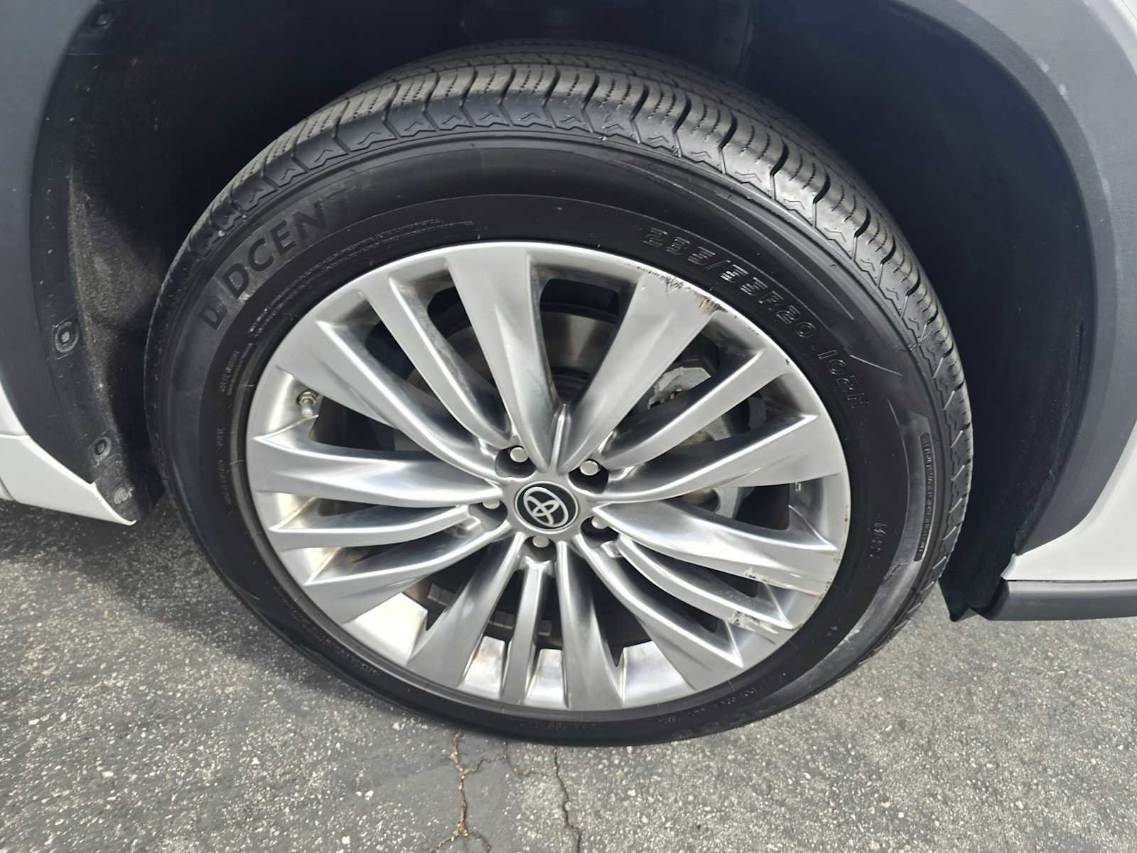 Used 2023 Toyota Highlander Platinum image 9