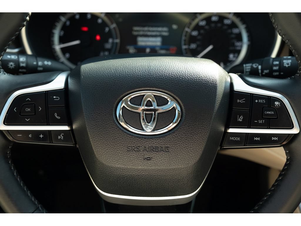 Used 2025 Toyota Highlander XLE FWD image 18