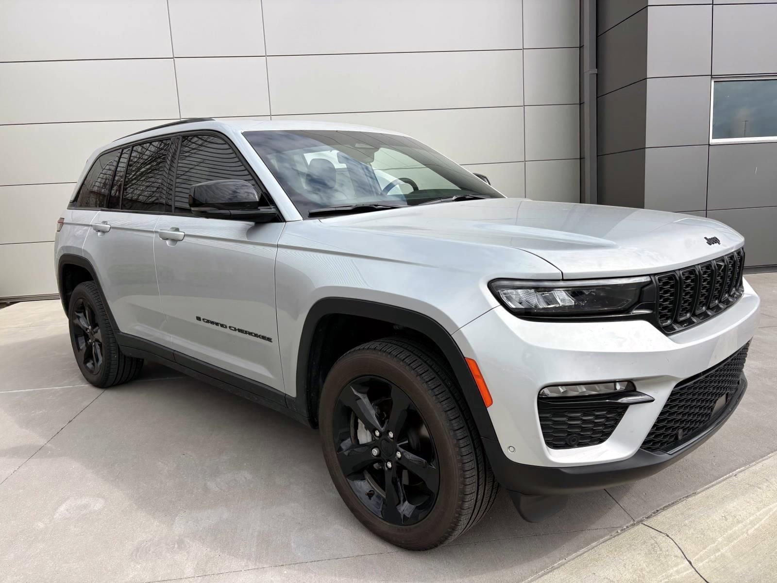 Used 2025 Jeep Grand Cherokee Limited w/ Luxury Tech Group II image 3