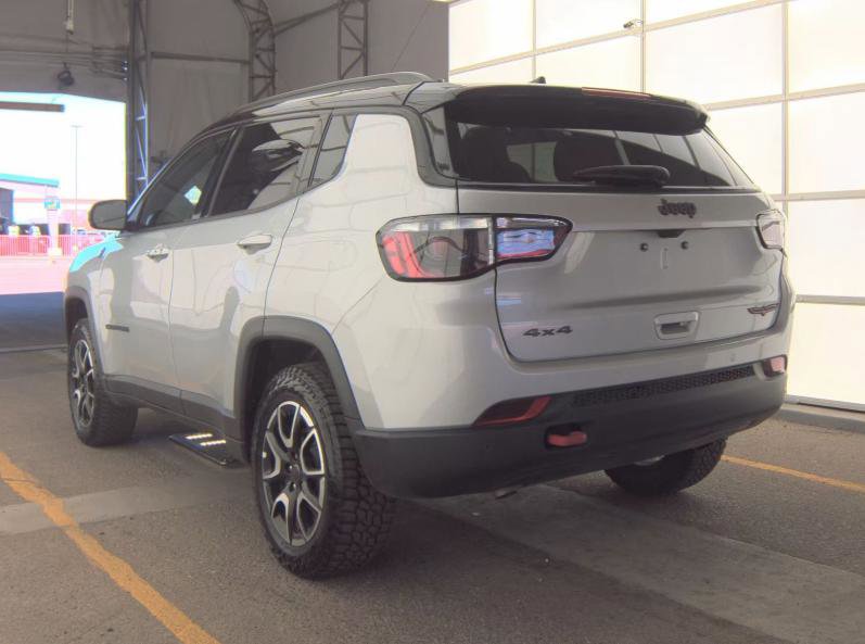 Used 2025 Jeep Compass Trailhawk image 3