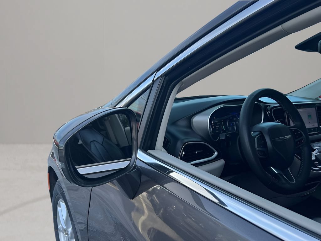 Used 2022 Chrysler Pacifica Touring-L FWD image 21