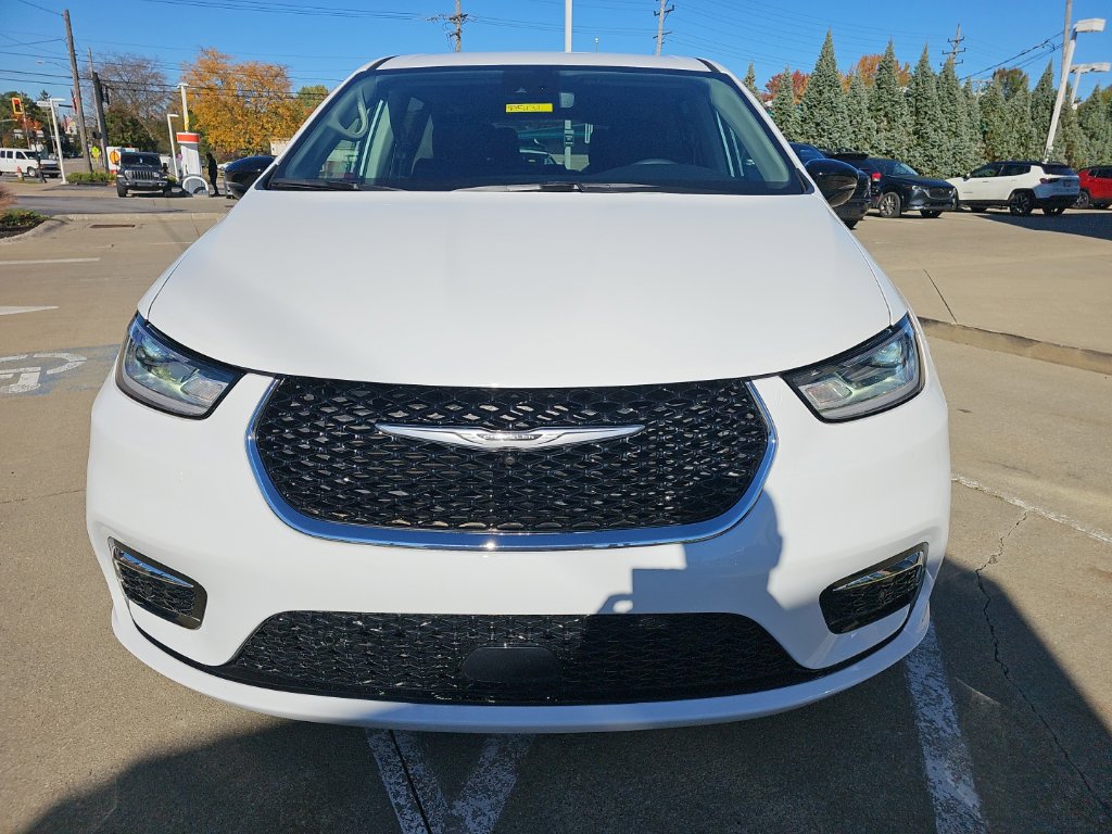 Certified 2024 Chrysler Pacifica Touring-L FWD image 5