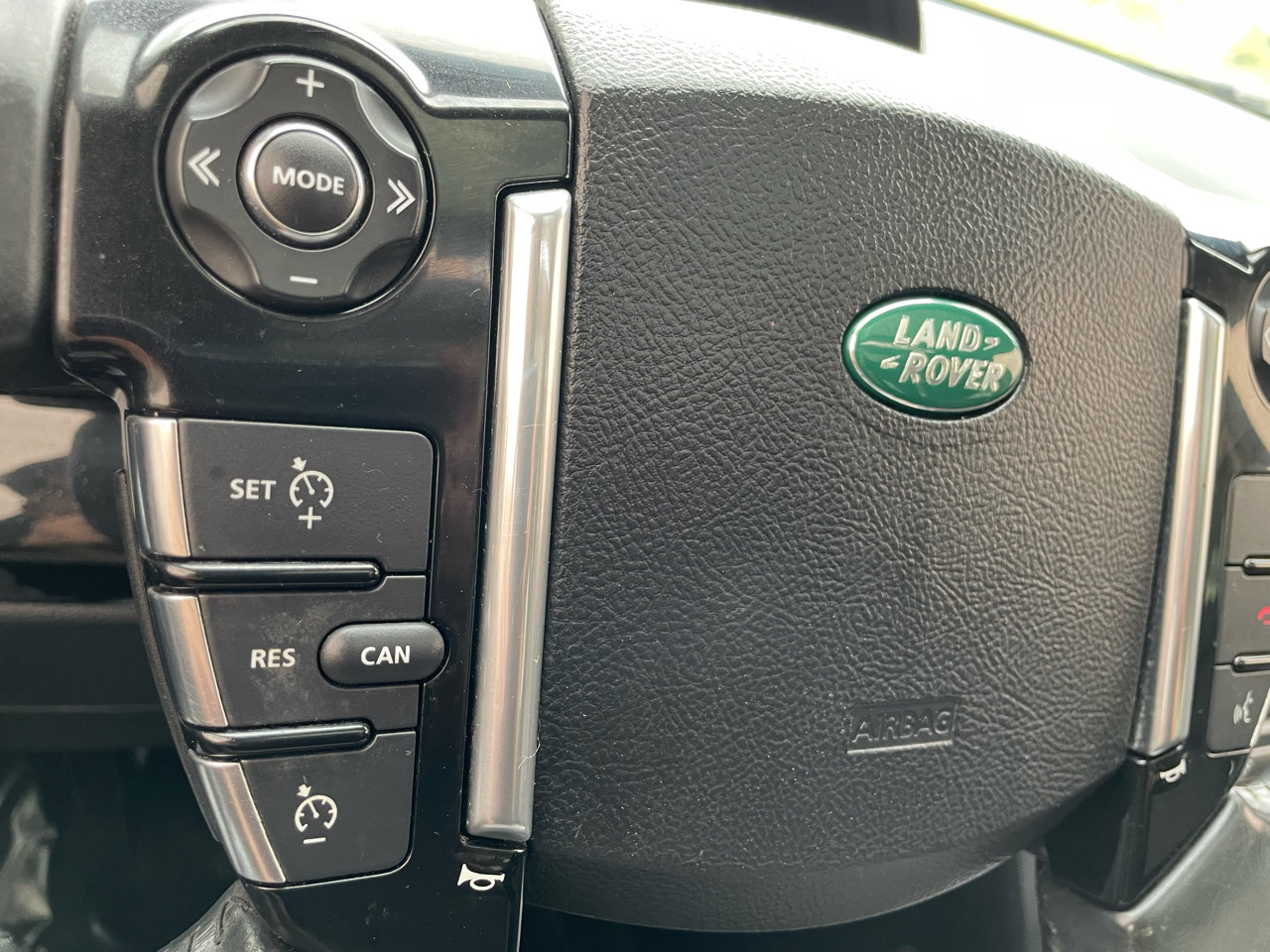 Used 2015 Land Rover LR2 HSE image 28