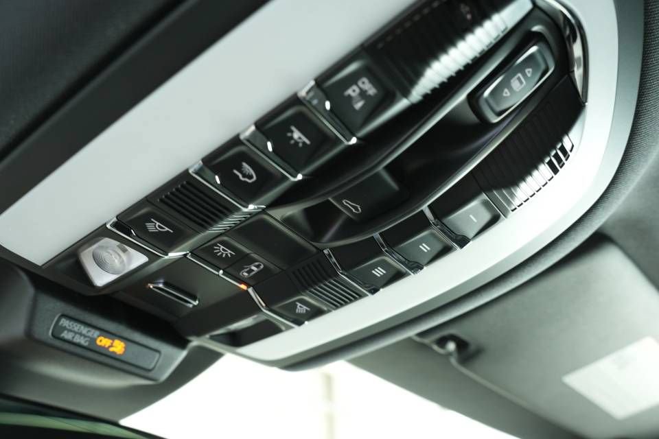 Certified 2025 Porsche Macan AWD/4WD image 36