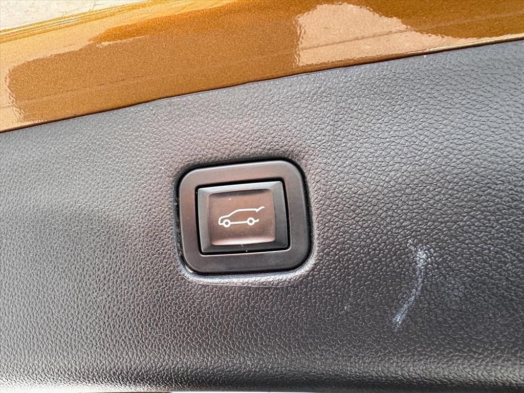 Used 2020 Chevrolet Blazer LT w/ Sound & Technology Package FWD image 11