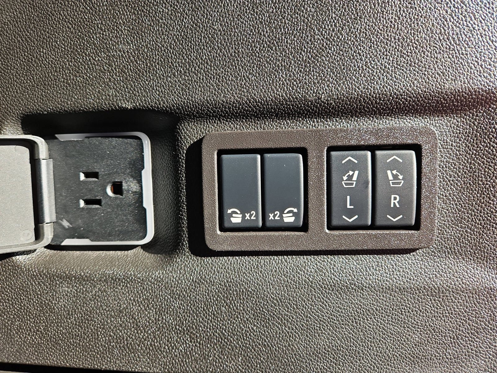 Used 2025 Chevrolet Suburban Premier AWD/4WD image 24