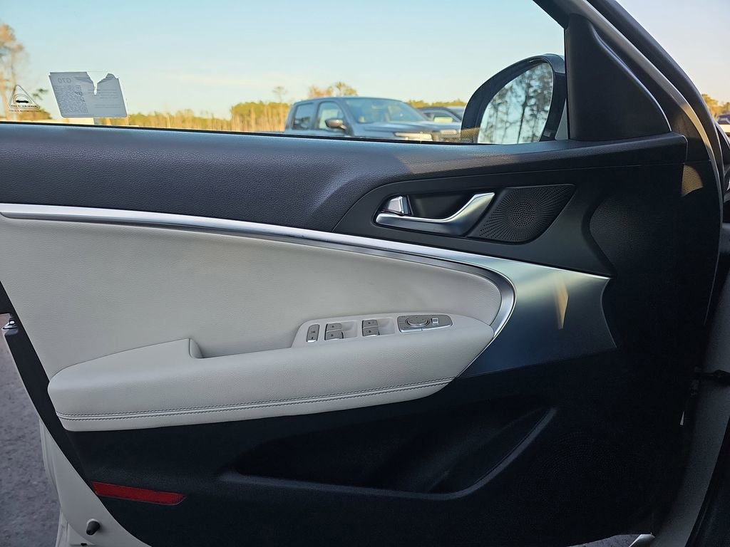 Used 2025 Genesis G70 2.5T image 32