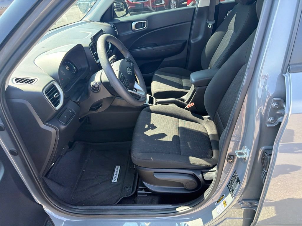 Used 2023 Hyundai Venue SE FWD image 9