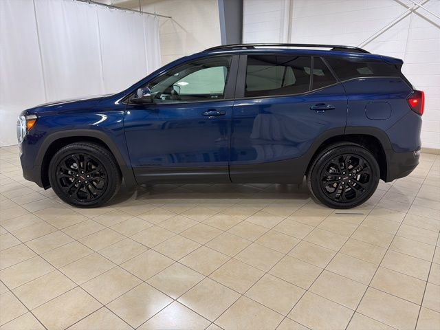 Used 2022 GMC Terrain SLE w/ Driver Convenience Package image 2