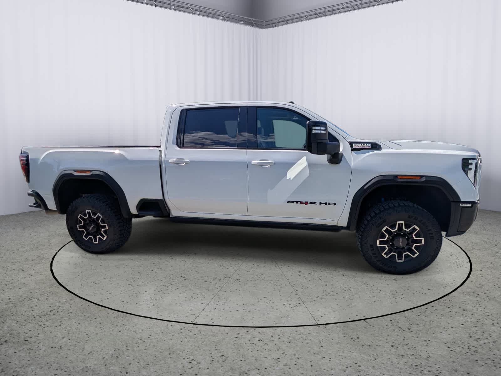Used 2025 GMC Sierra 2500 AT4X AWD/4WD image 2