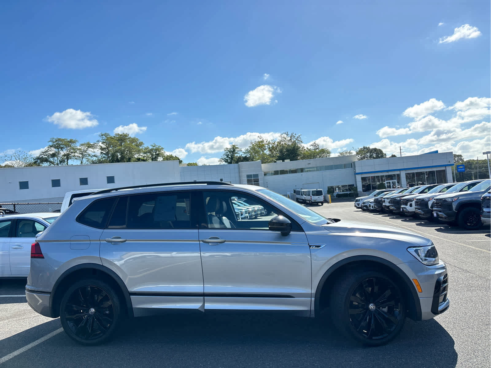 Used 2021 Volkswagen Tiguan SE R-Line image 3