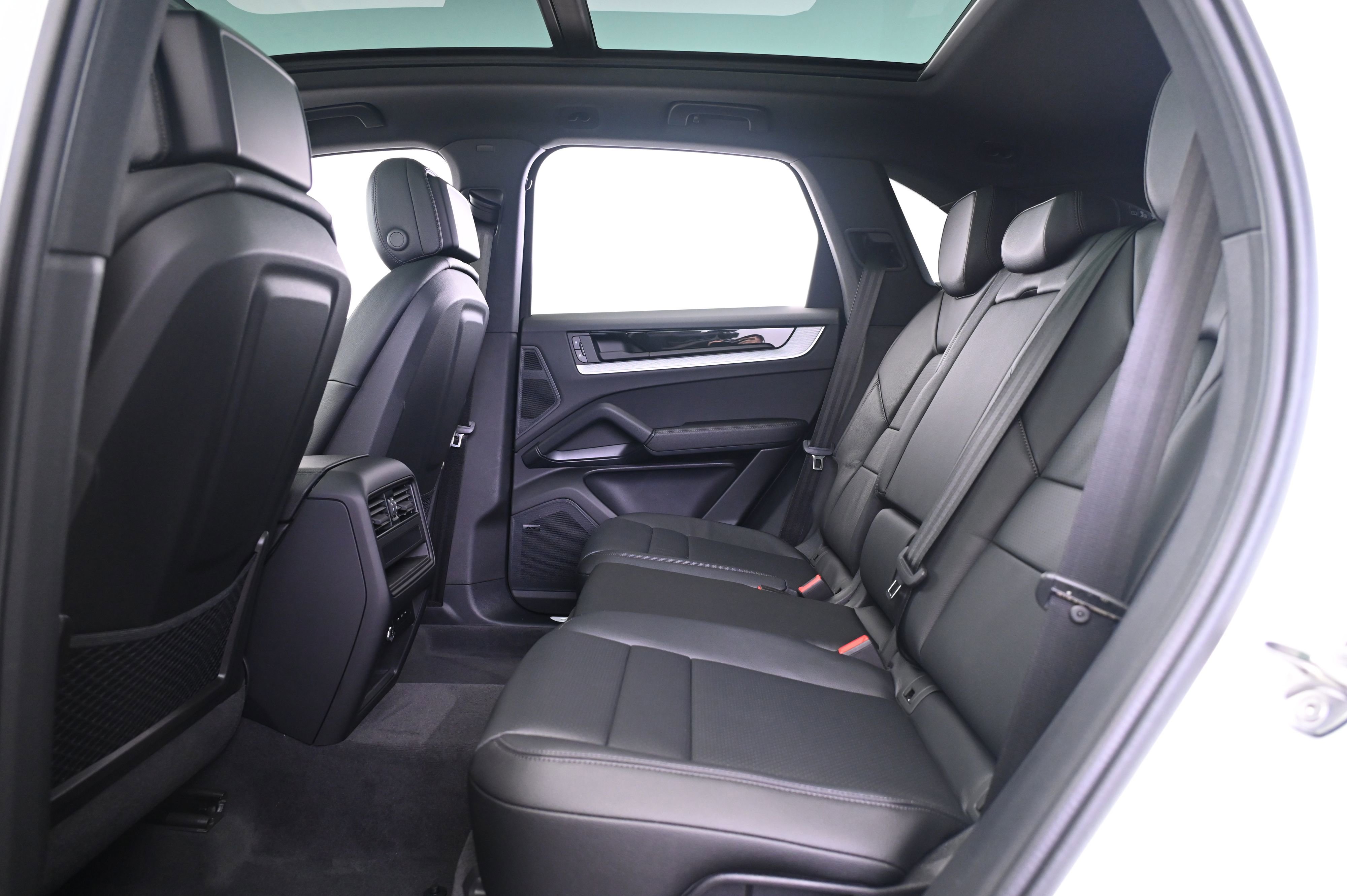 Certified 2025 Porsche Cayenne image 32