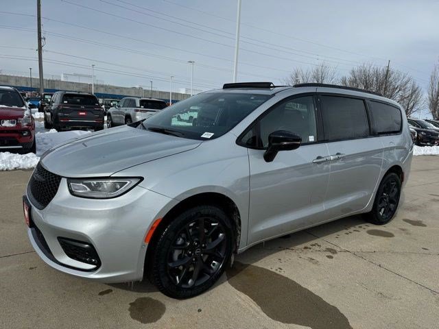 New 2026 Chrysler Pacifica Limited w/ S Appearance Package image 3