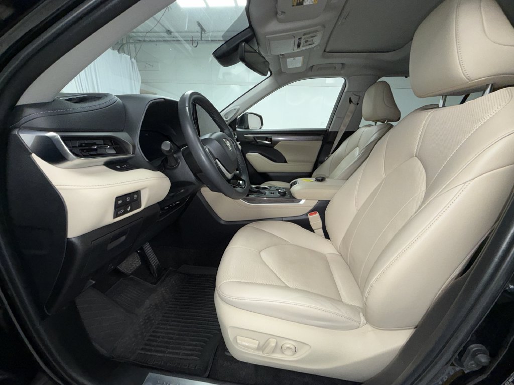 Certified 2024 Toyota Highlander Limited AWD/4WD image 10