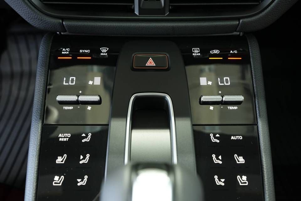 Certified 2025 Porsche Macan AWD/4WD image 21