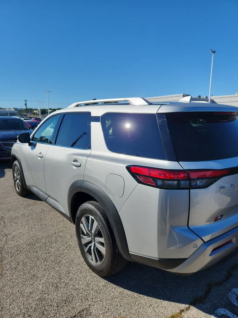 Used 2025 Nissan Pathfinder SL AWD/4WD image 14