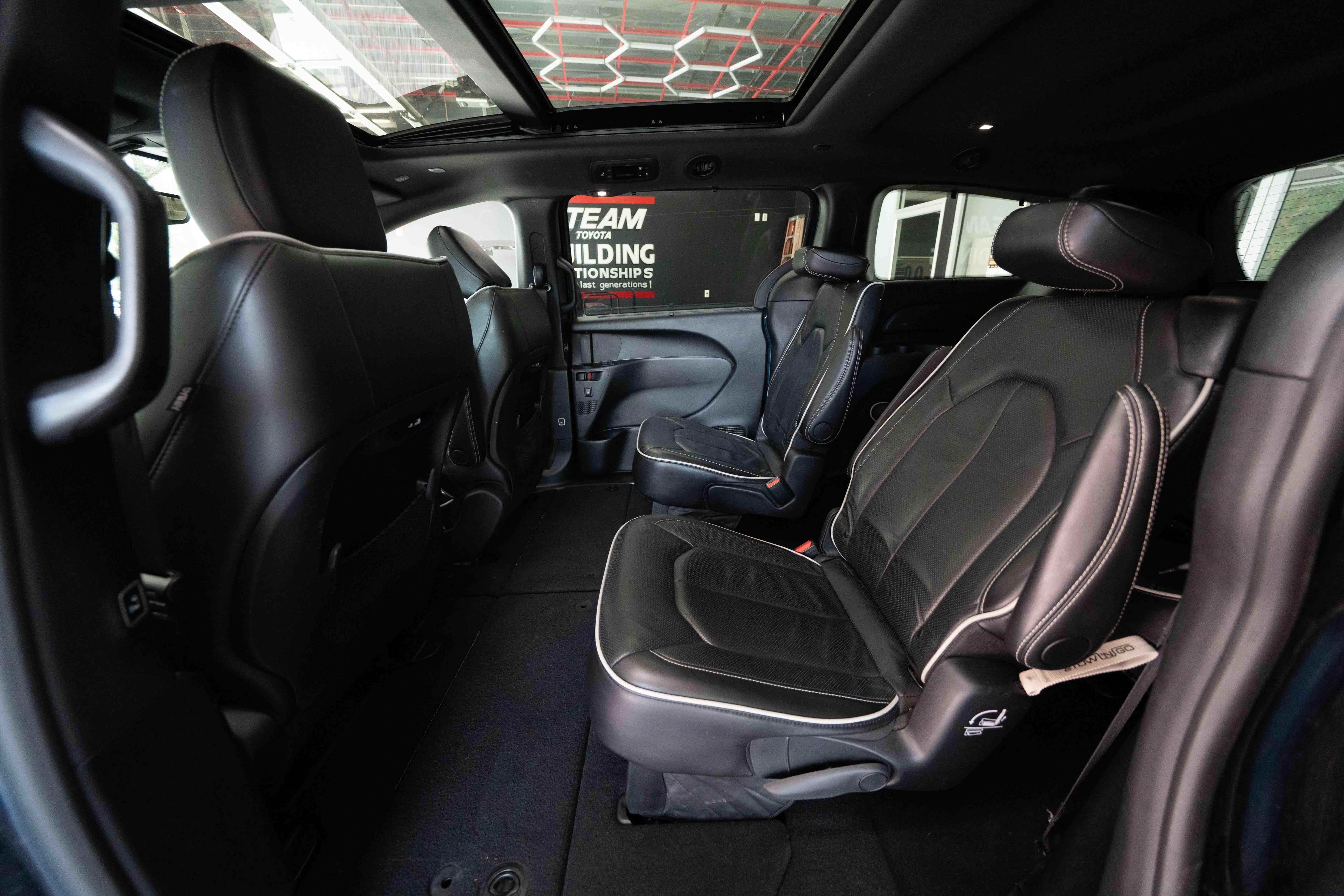Used 2025 Chrysler Pacifica Limited FWD image 23