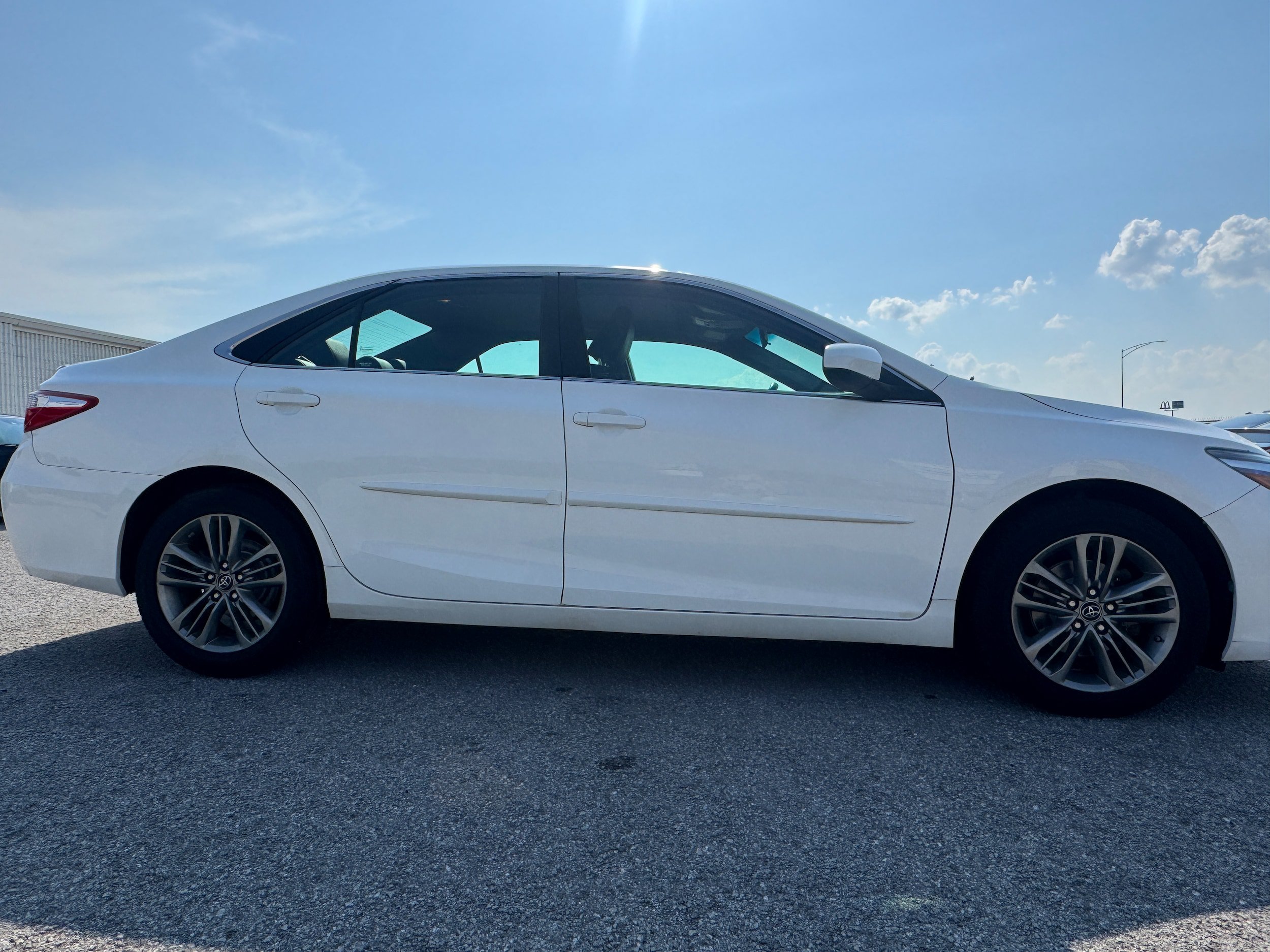 Used 2016 Toyota Camry SE w/ Moonroof Package FWD image 4