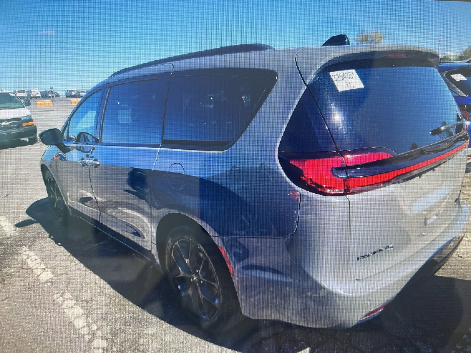 Used 2025 Chrysler Pacifica Limited image 15