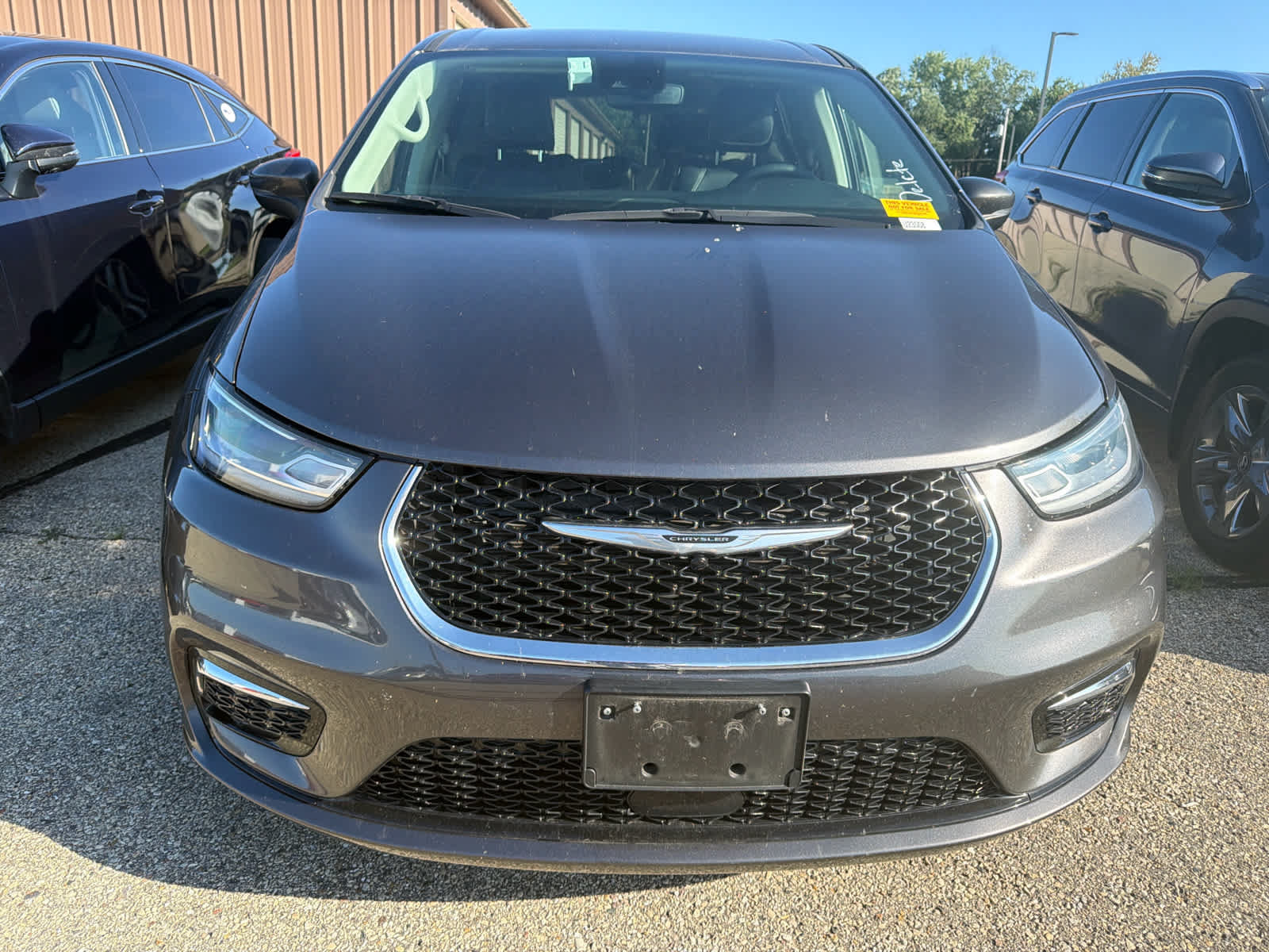 Used 2023 Chrysler Pacifica Touring-L FWD image 2