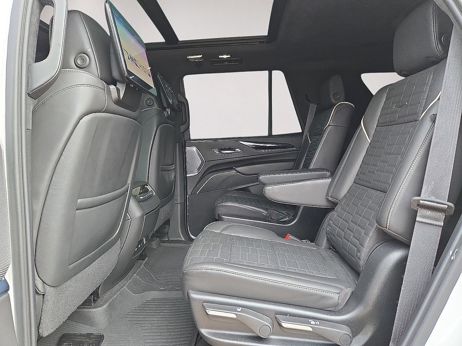 Used 2024 Cadillac Escalade V w/ Heavy-Duty Trailer Package AWD/4WD image 17