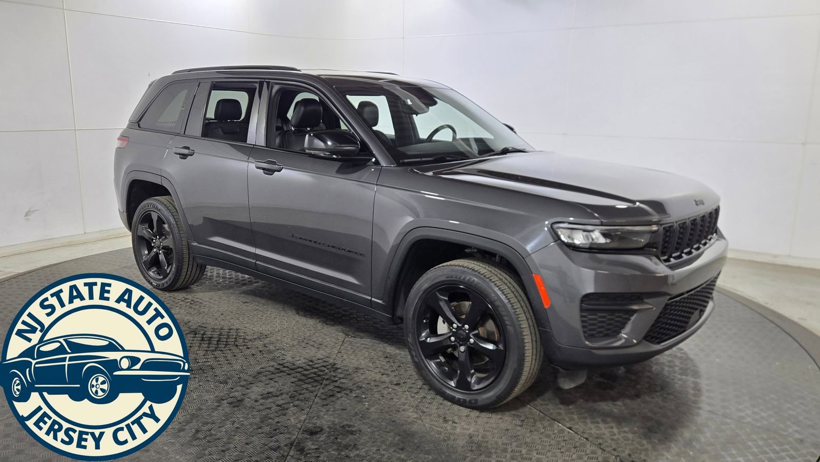 Used 2023 Jeep Grand Cherokee Altitude image 9