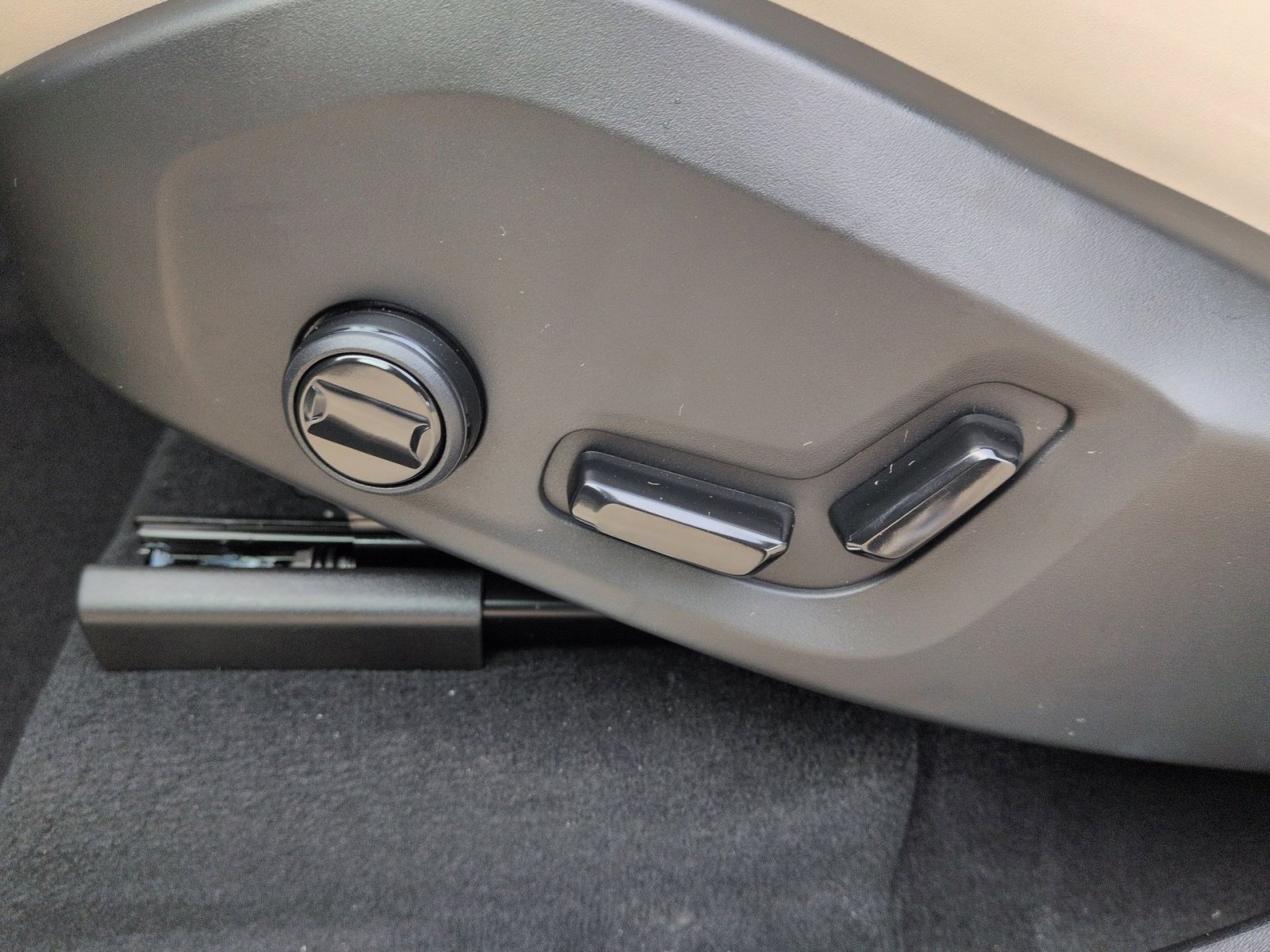 New 2026 Volvo XC90 B6 Plus w/ Protection Package Premier image 14