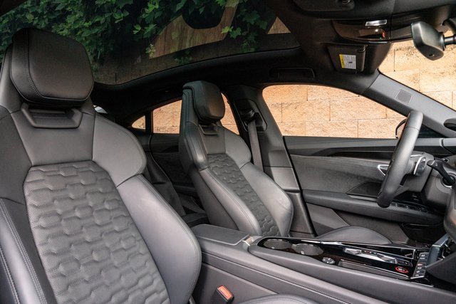 Used 2023 Audi e-tron GT Prestige image 32