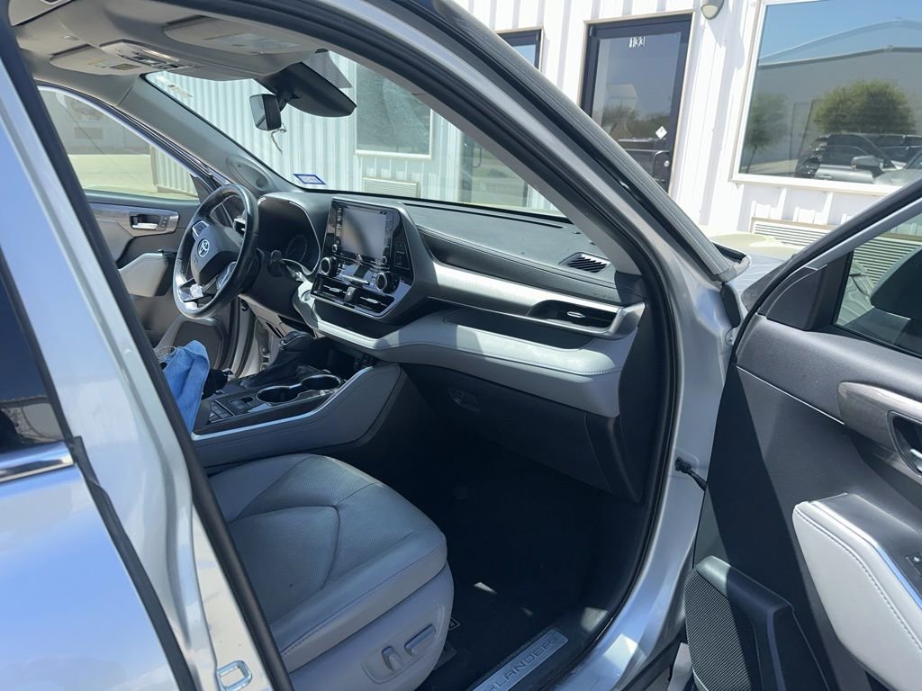 Used 2020 Toyota Highlander Limited image 10