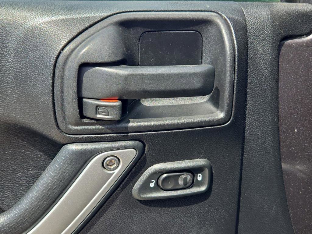 Used 2016 Jeep Wrangler Unlimited Rubicon image 33