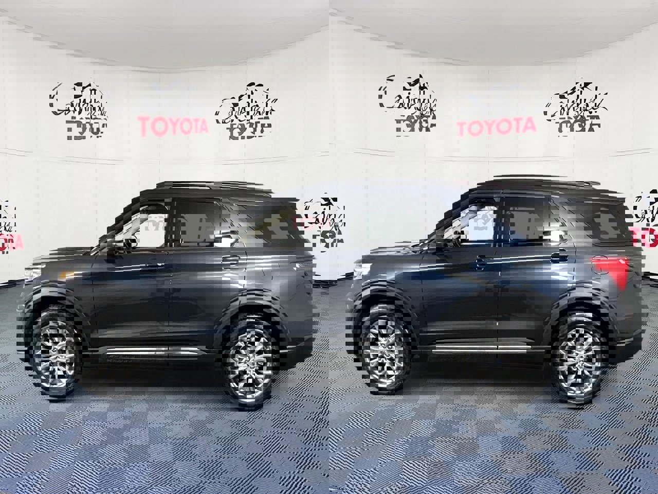 Used 2022 Ford Explorer XLT w/ Equipment Group 202A image 4