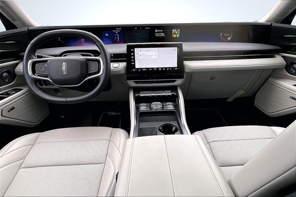 Used 2026 Lincoln Nautilus Premier w/ Equipment Group 102A AWD/4WD image 9