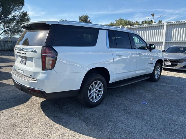 Used 2022 Chevrolet Suburban LT w/ Luxury Package image 3