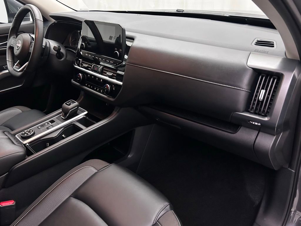 Used 2025 Nissan Pathfinder SL w/ Black Appearance Package image 20