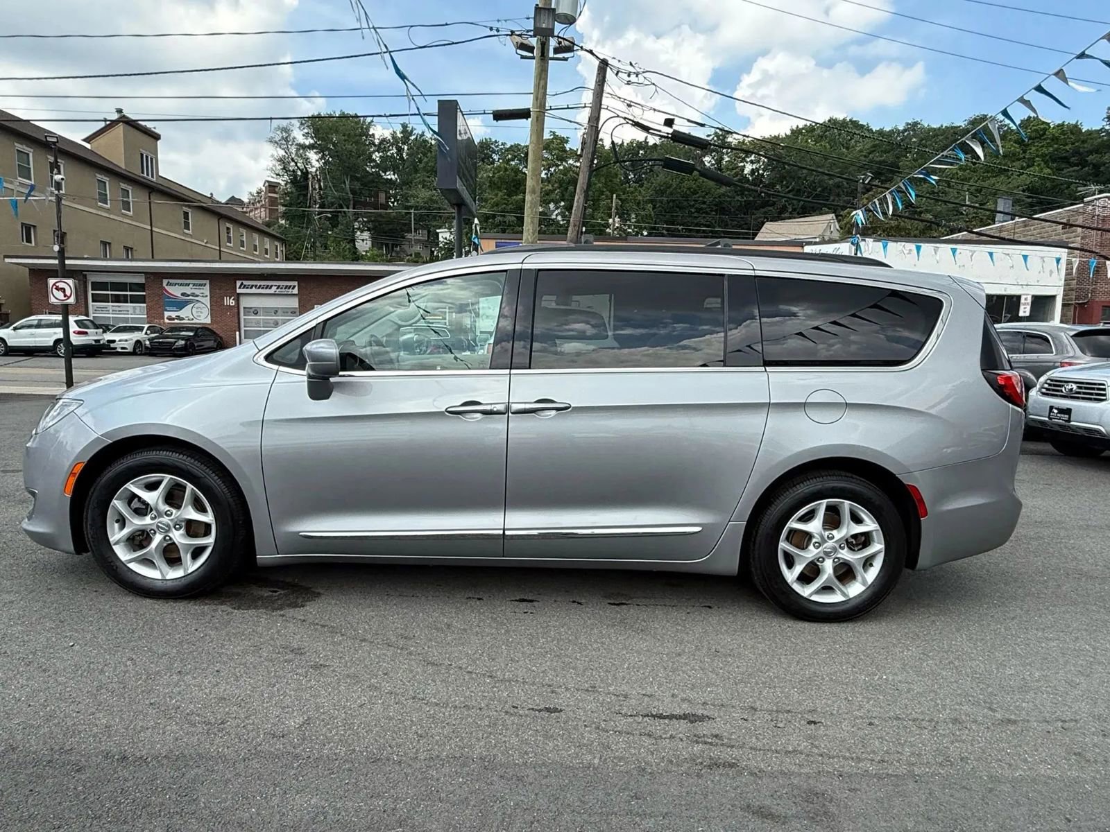 Used 2017 Chrysler Pacifica Touring-L w/ Tire & Wheel Group image 4