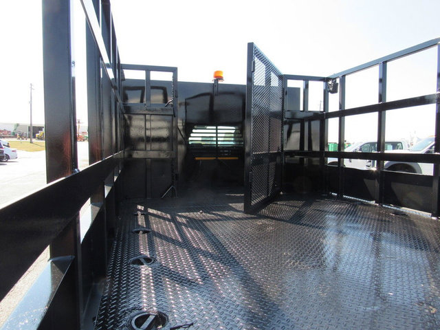 Used 2017 Ford F550 2WD Regular Cab Super Duty image 17