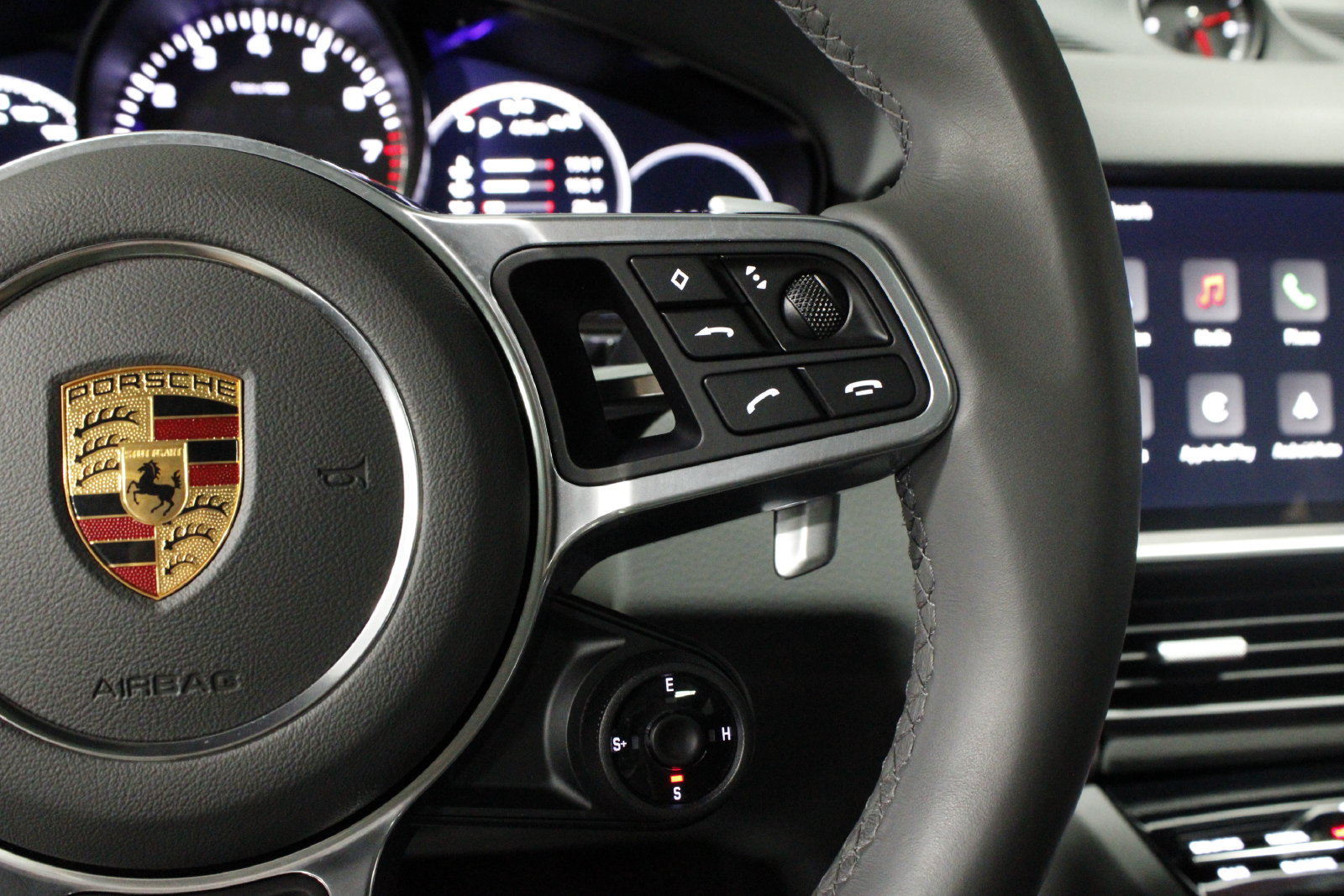 Certified 2022 Porsche Cayenne Platinum Edition AWD/4WD image 24