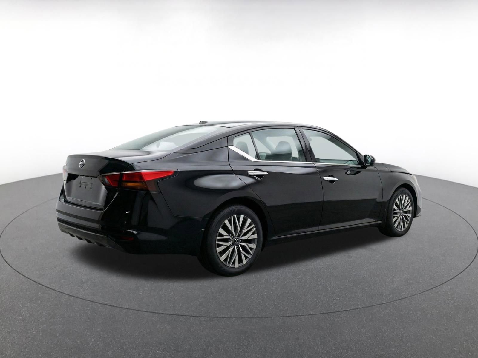 Used 2025 Nissan Altima 2.5 SV FWD image 11