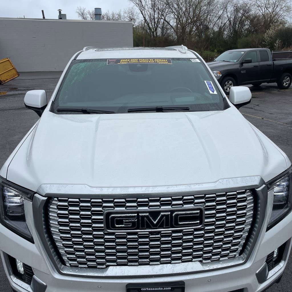 Used 2024 GMC Yukon XL Denali image 9
