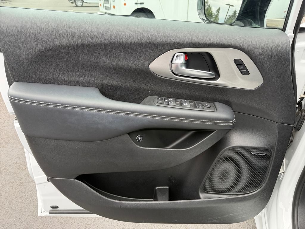 Used 2023 Chrysler Pacifica Limited w/ Uconnect Theater Family Group FWD image 20