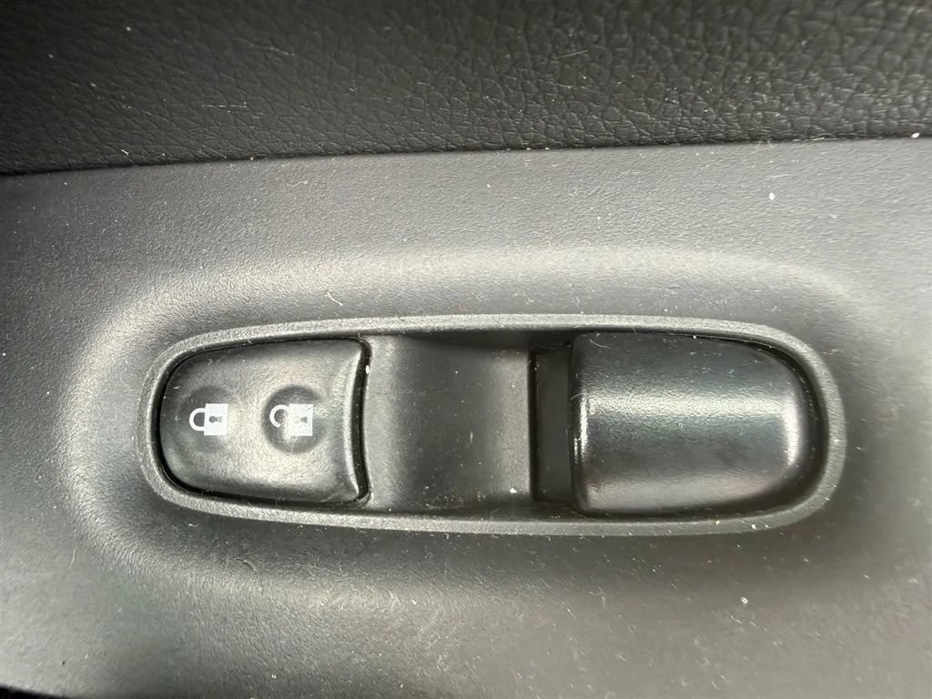 Used 2018 Nissan Rogue S AWD/4WD image 26