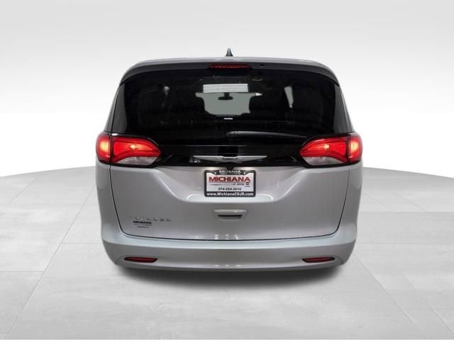 Used 2022 Chrysler Voyager LX FWD image 8