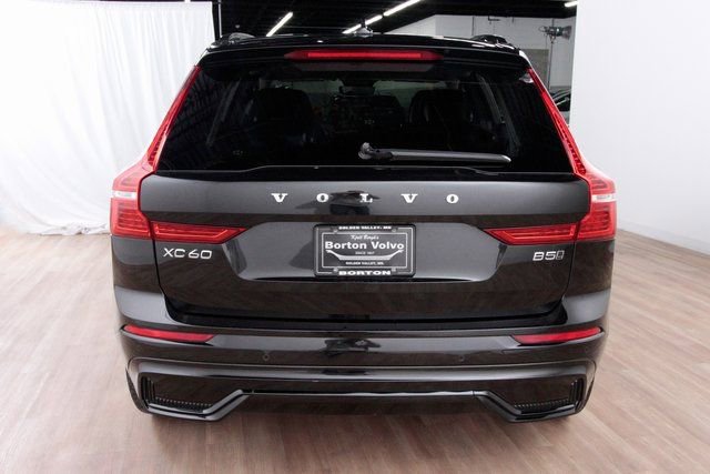Certified 2025 Volvo XC60 B5 Core image 4